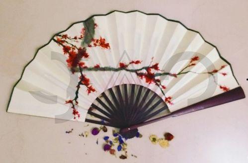 折扇戏美人吃瓜,瓜香四溢品人生