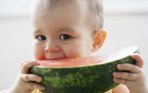 吃瓜的小孩怎么吃,揭秘吃瓜小孩的独特吃瓜技巧